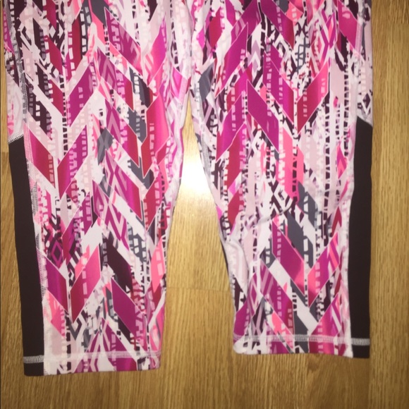 Victoria Secret VSX sport cropped yoga pants - Picture 2 of 5